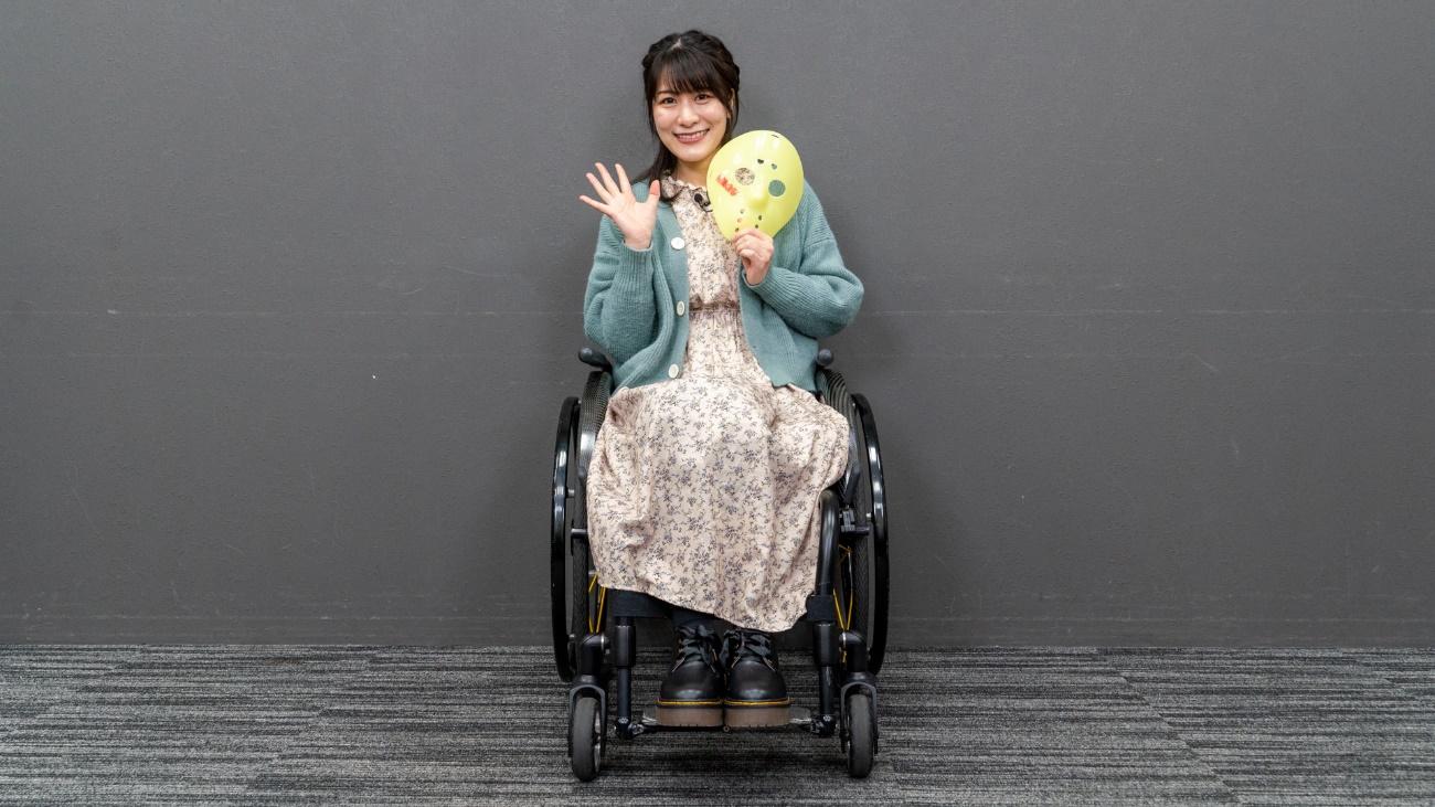 仮面 女子 車いす