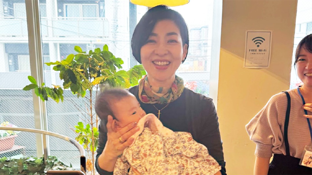 見出し3画像_嶋村吉洋社長が主催するワクセルのコラム_江田さんママレ_岡田慶子さんと赤ちゃん.jpg