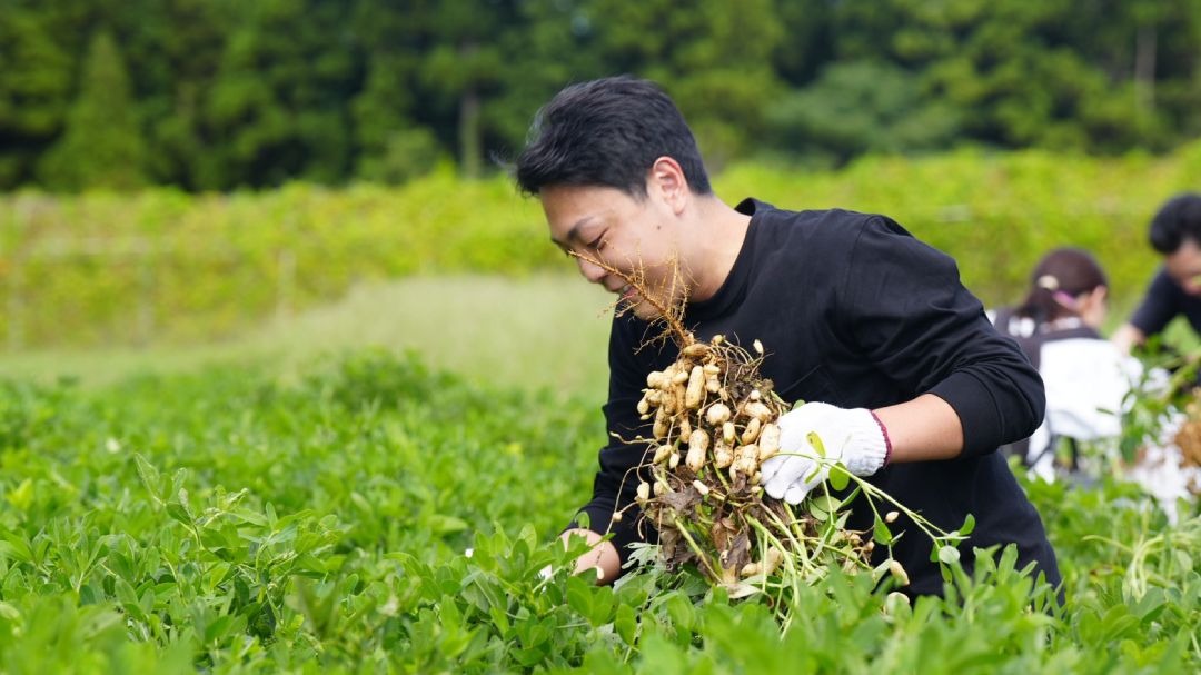 見出し3画像_嶋村吉洋社長が主催するワクセルのコラム_伊藤浩平さん_農作業